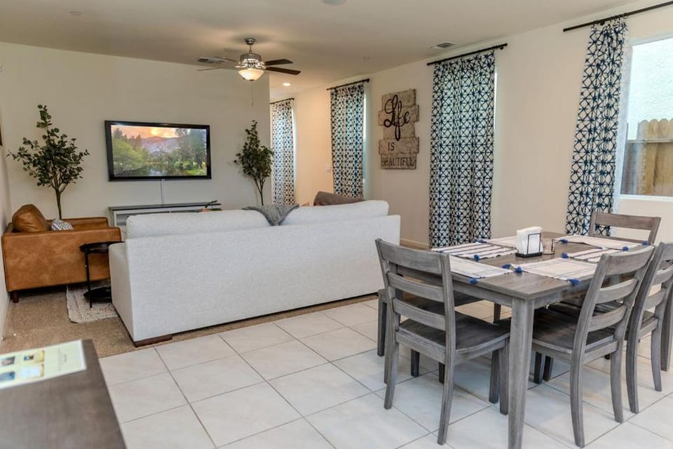 Modern 5 bed near hospitals and UC Merced House in Merced