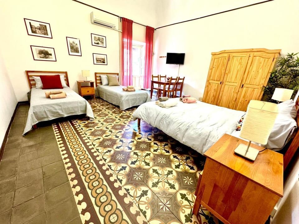 Bed, TV and multimedia, Photo of the whole room, Bedroom