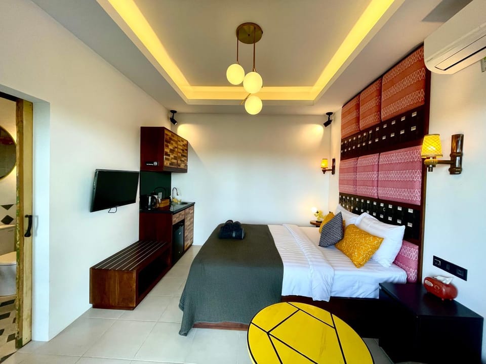 Bed, TV and multimedia, Photo of the whole room, minibar