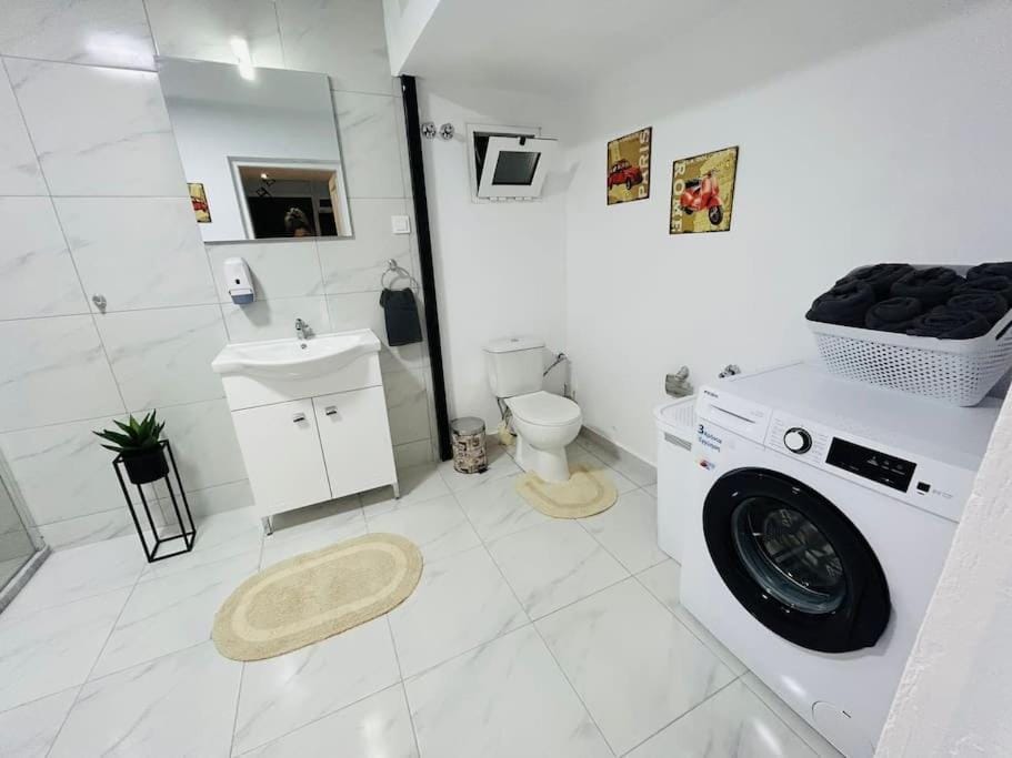 Toilet, Bathroom, washing machine