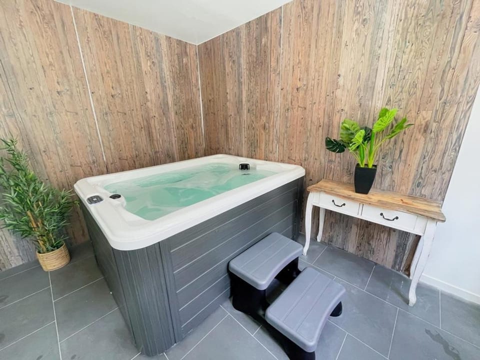 Gîte familial avec spa et animaux admis - 14 pers. - FR-1-381-542 House in Centre-Val de Loire