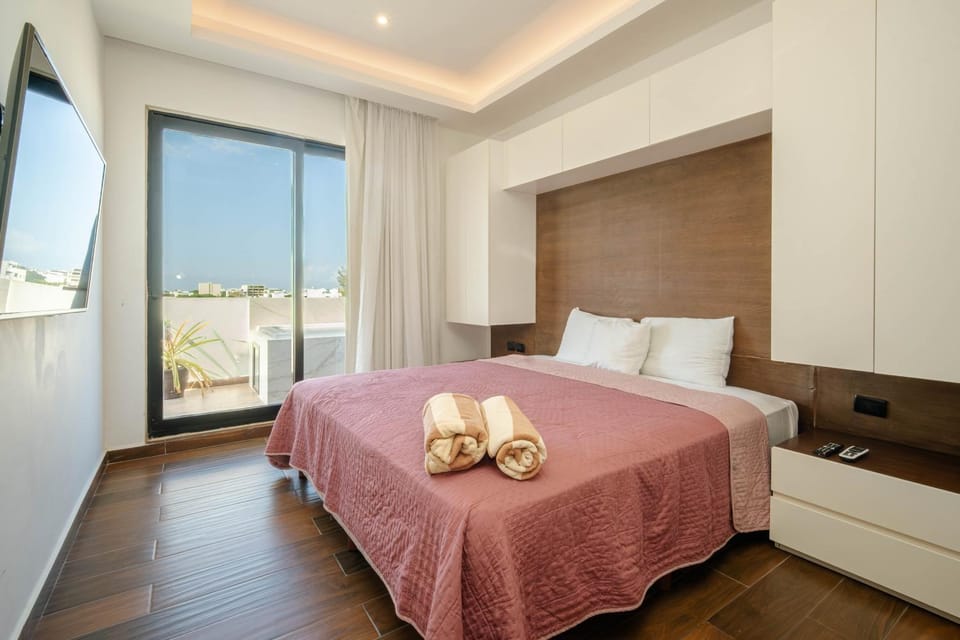 Bed, TV and multimedia, Photo of the whole room, Bedroom, towels