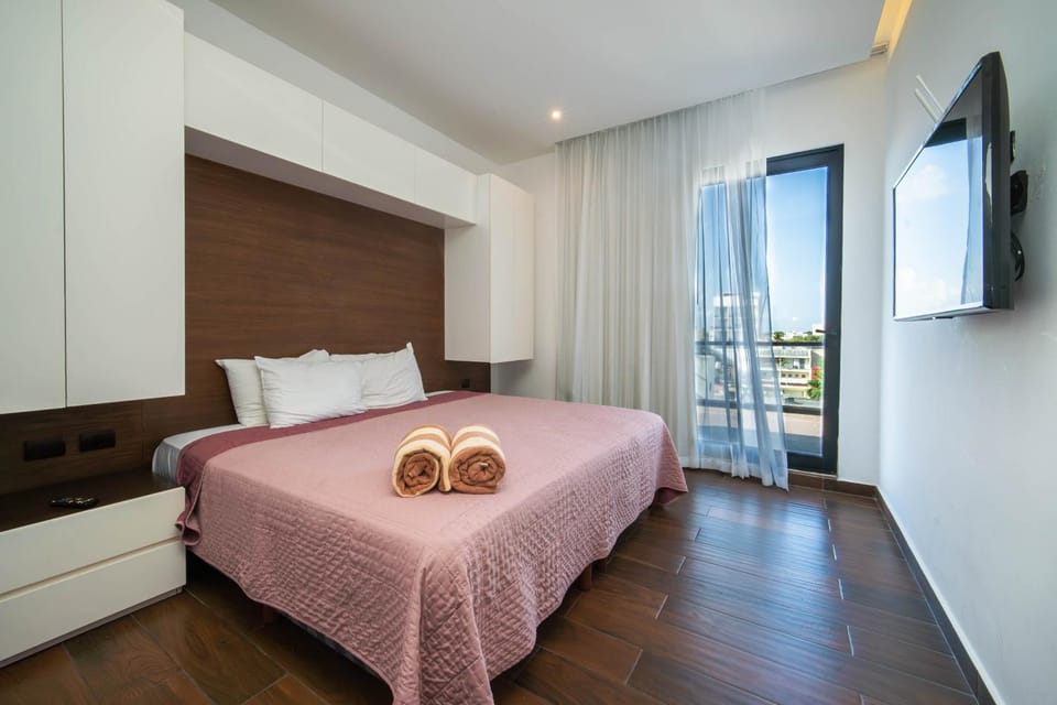 Bed, TV and multimedia, Photo of the whole room, Bedroom, towels
