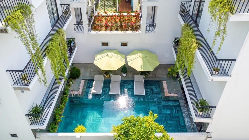 Property building, Patio, Garden, Swimming pool, sunbed