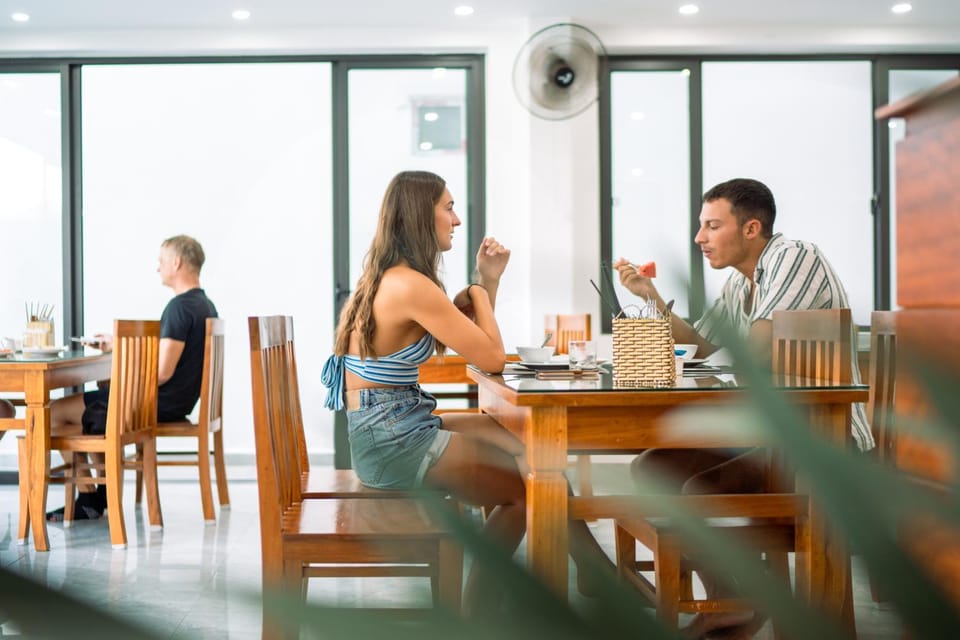 Restaurant/places to eat, People, Food and drinks, Banquet/Function facilities, Food, Guests, Breakfast, Drinks, group of guests
