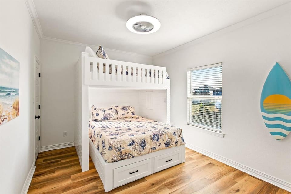 Bed, Photo of the whole room, Bedroom, bunk bed