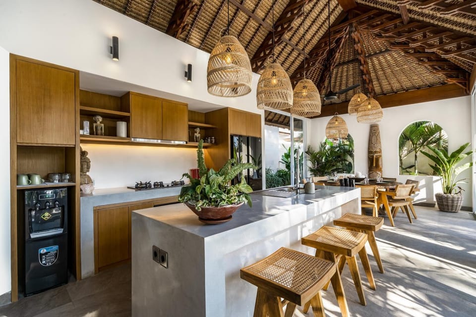 Coffee/tea facilities, Kitchen or kitchenette, Dining area, oven, stove