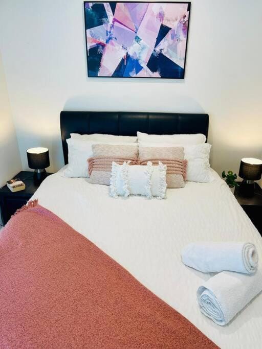 Urban Chic Retreat near Crown w/ Free Parking Apartment in Southbank