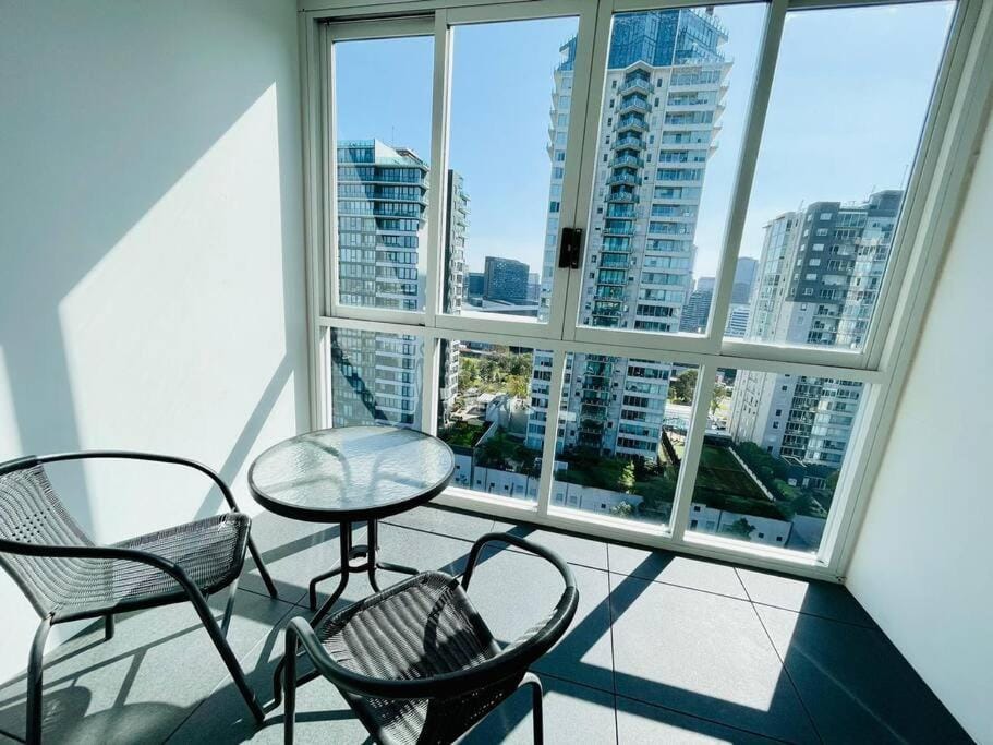Urban Chic Retreat near Crown w/ Free Parking Apartment in Southbank