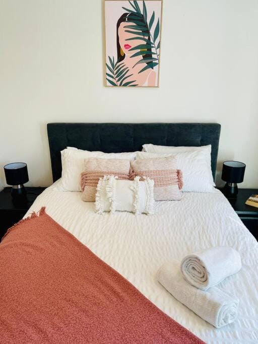 Urban Chic Retreat near Crown w/ Free Parking Apartment in Southbank