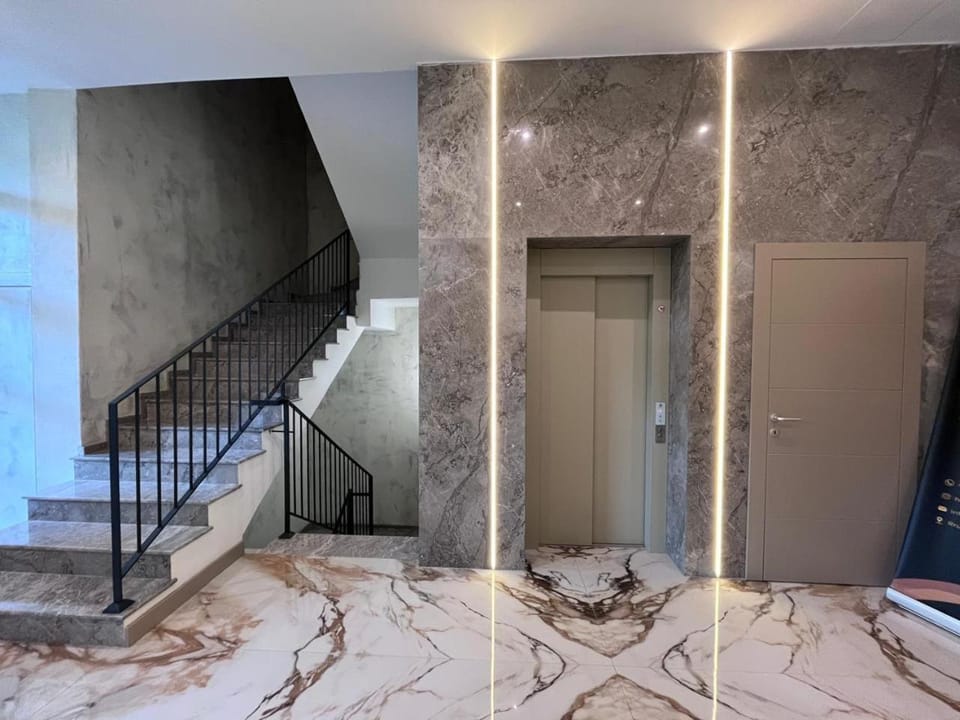 Facade/entrance, elevator