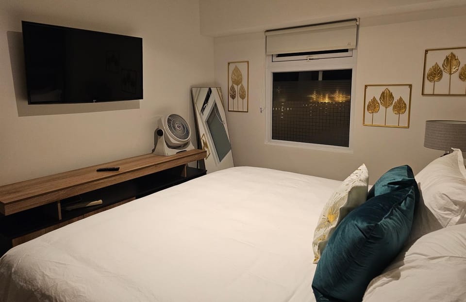 Bed, TV and multimedia, Bedroom