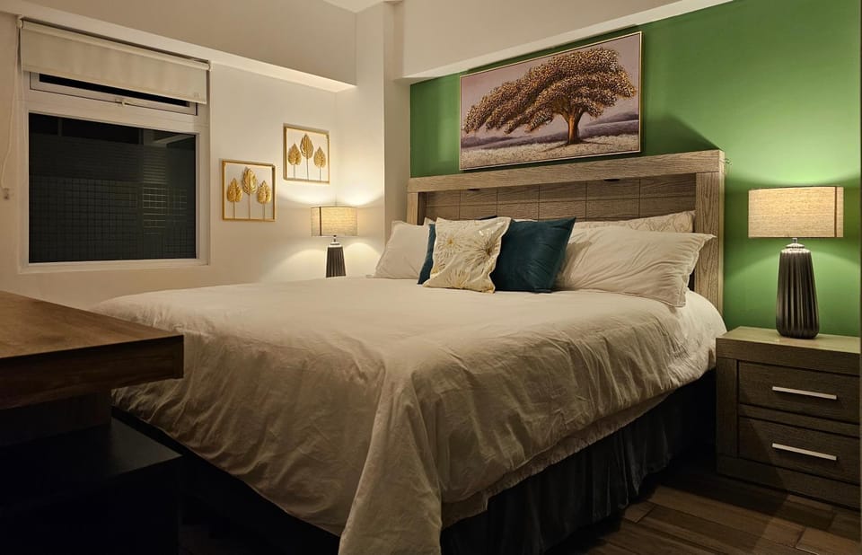 Bed, TV and multimedia, Bedroom