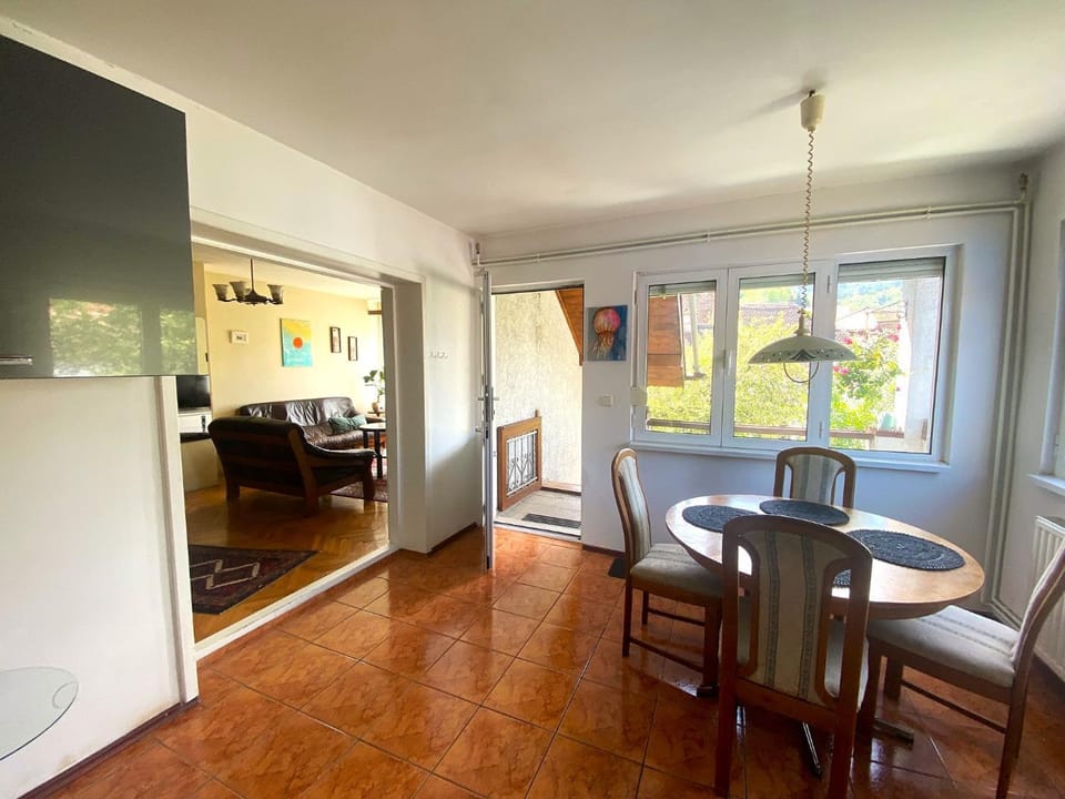 Kitchen or kitchenette, Seating area, Dining area