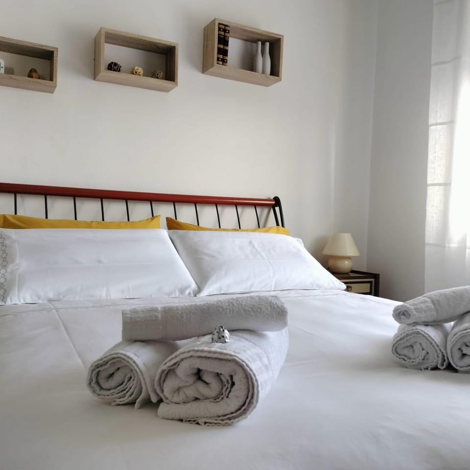 Bed, Bedroom, towels