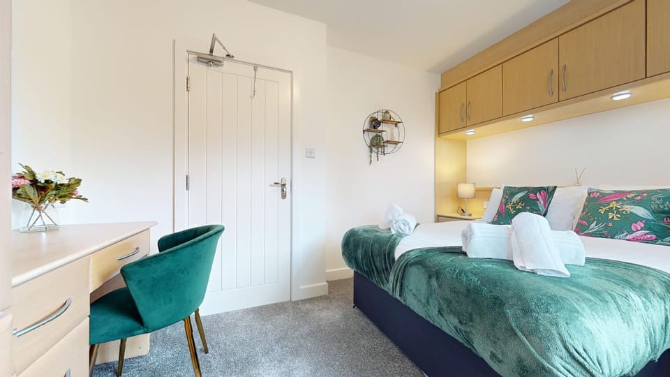 Bed, Photo of the whole room, Bedroom, towels