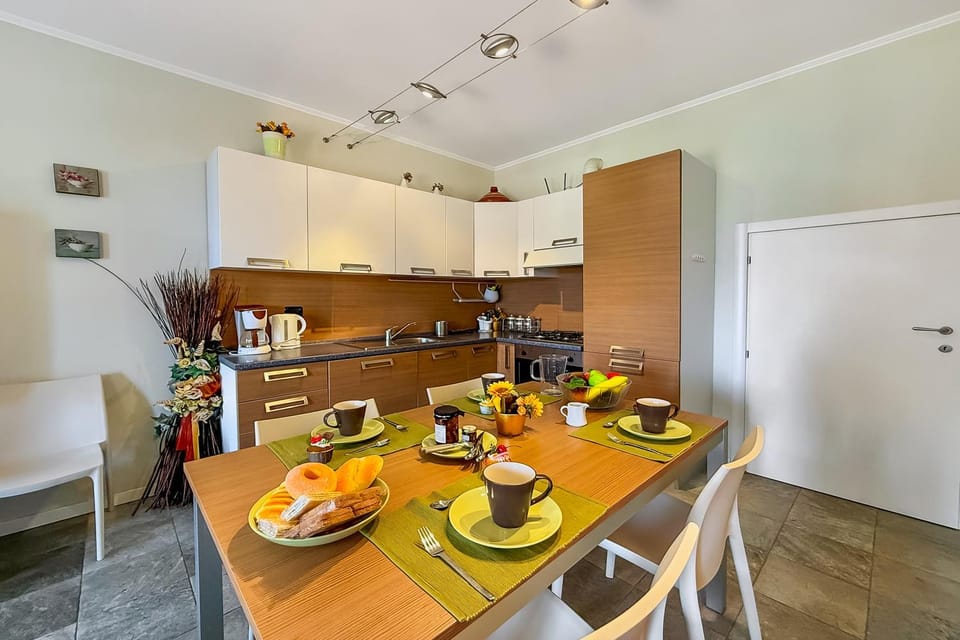 Dining area, kitchen