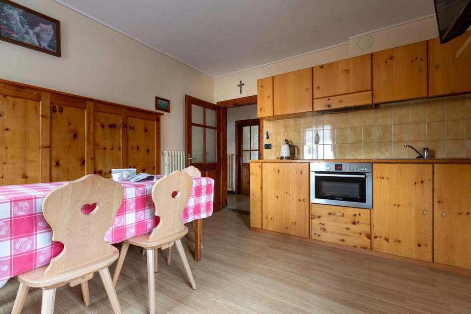 Kitchen or kitchenette, Dining area, minibar, pet friendly, stove