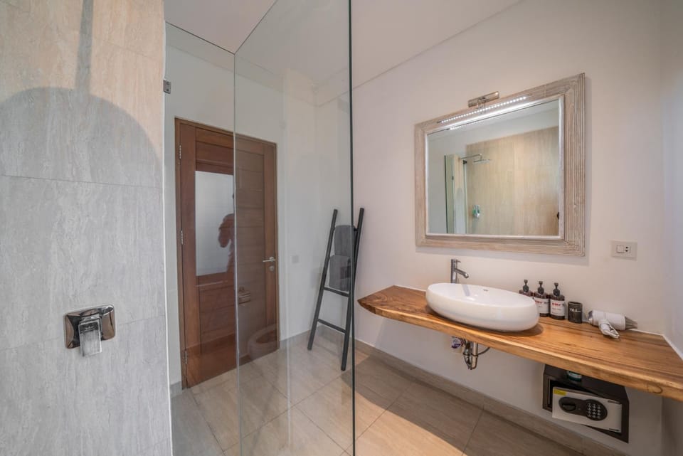 Shower, towels