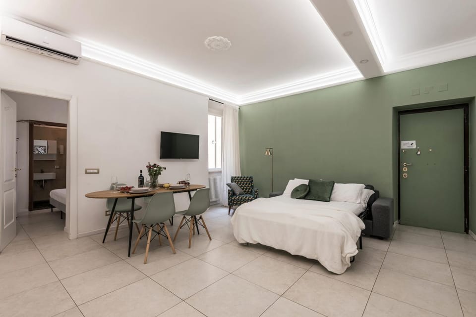 Bed, TV and multimedia, Living room