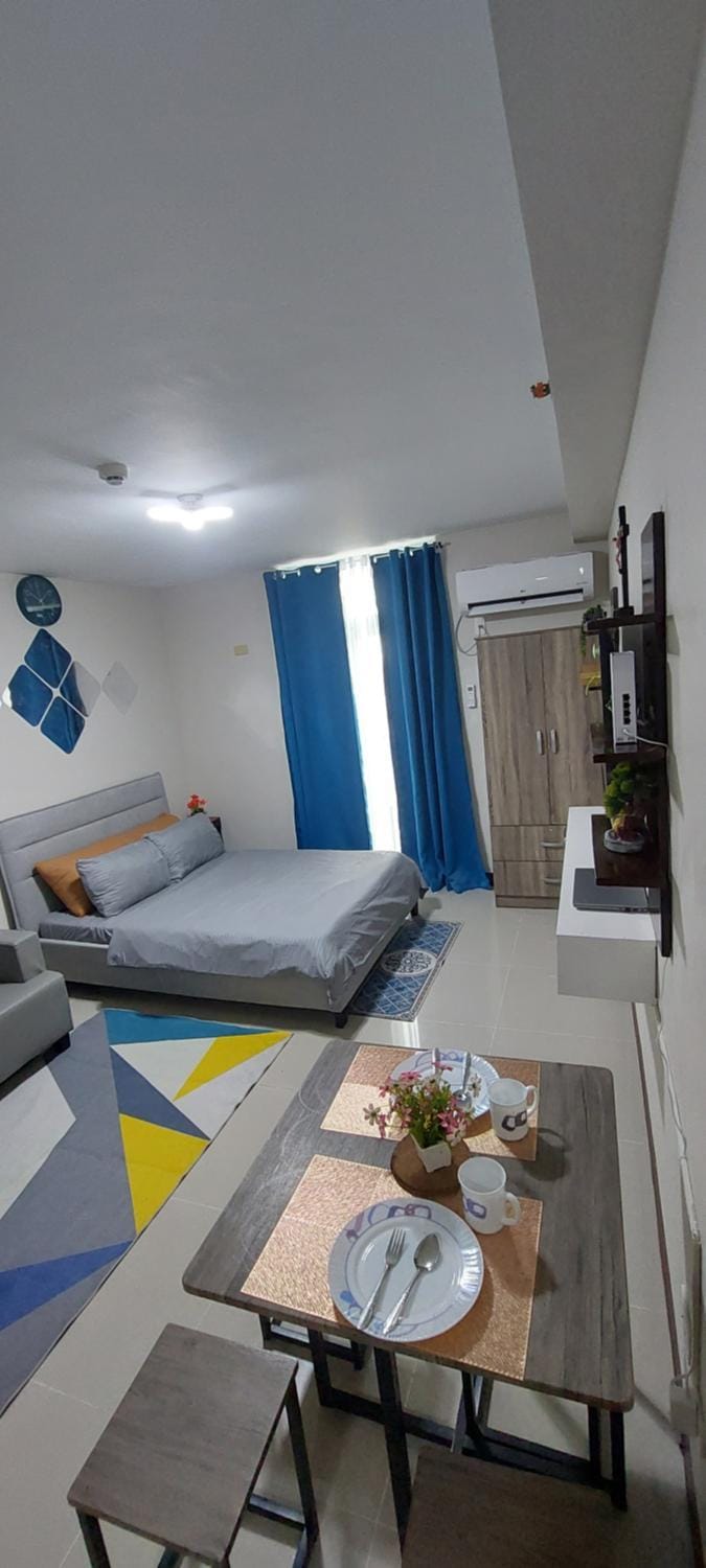 Bed, Living room, Seating area, Dining area, Bedroom
