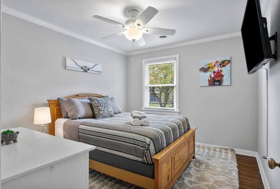 Bed, Photo of the whole room, Bedroom, fireplace, towels