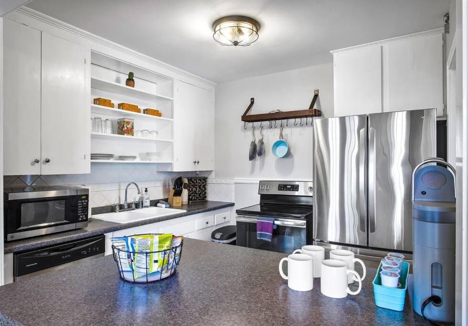 Coffee/tea facilities, Kitchen or kitchenette, dishwasher, minibar, pet friendly, stove