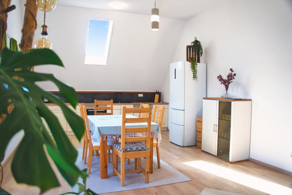 Kitchen or kitchenette, Seating area, Dining area