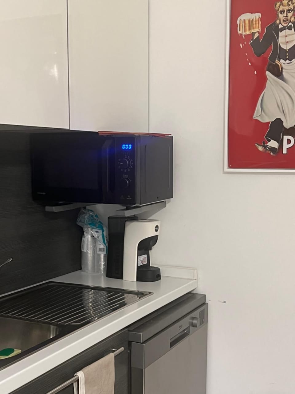 Coffee/tea facilities, oven