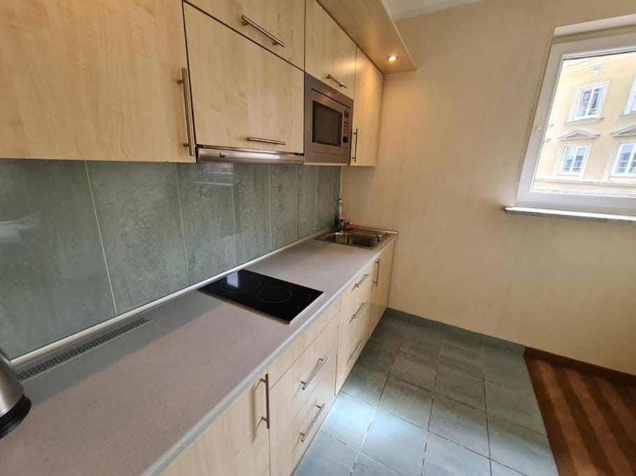 Kitchen or kitchenette, minibar, stove