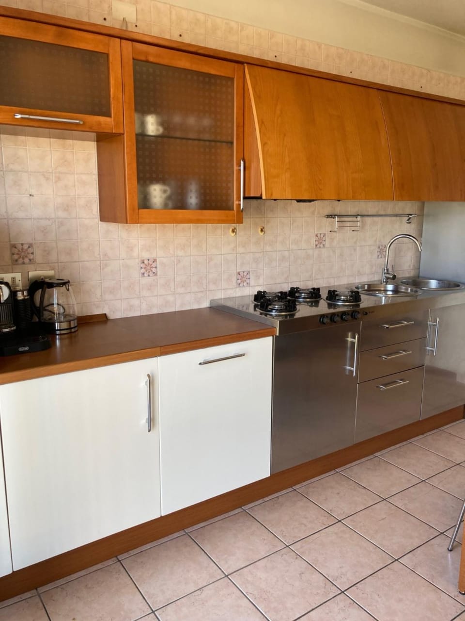 Coffee/tea facilities, Kitchen or kitchenette, dishwasher, stove