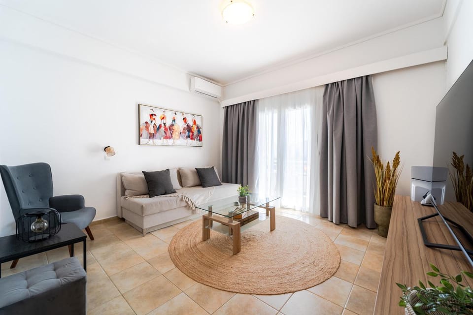 Communal lounge/ TV room, TV and multimedia, Seating area, air conditioner