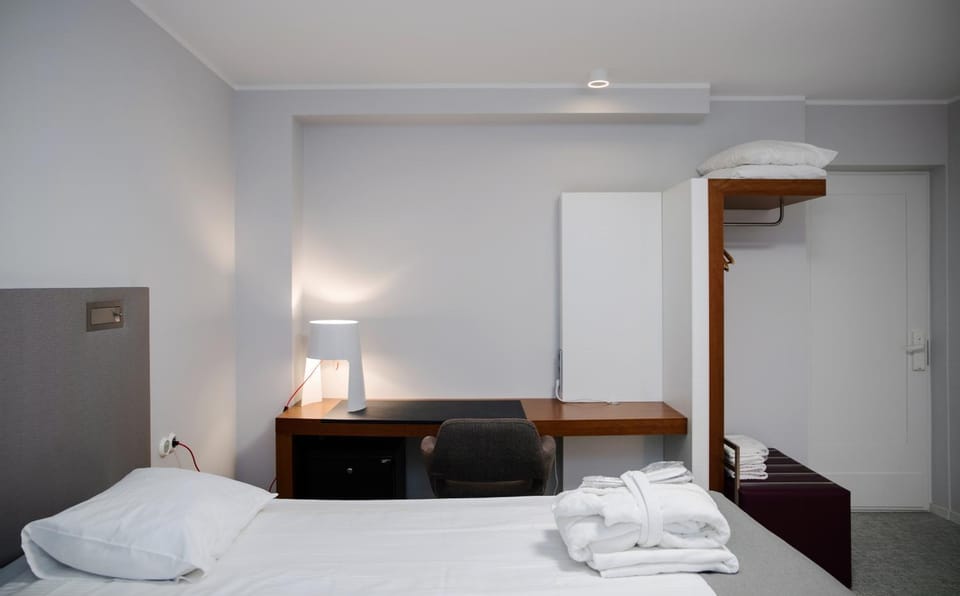 Photo of the whole room, towels