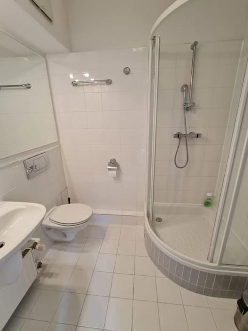 Shower, Toilet, Bathroom, towels
