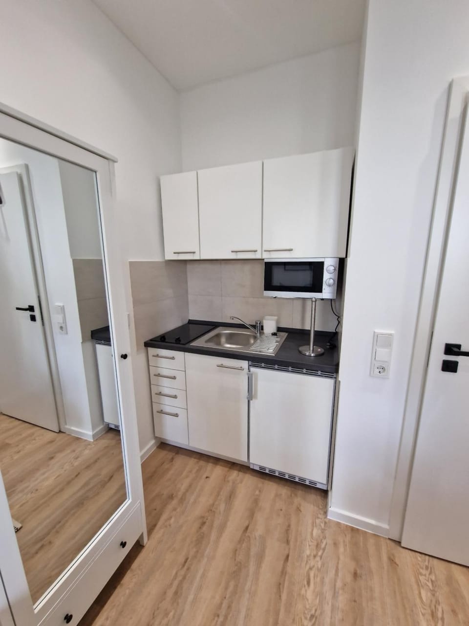 Kitchen or kitchenette, minibar, stove