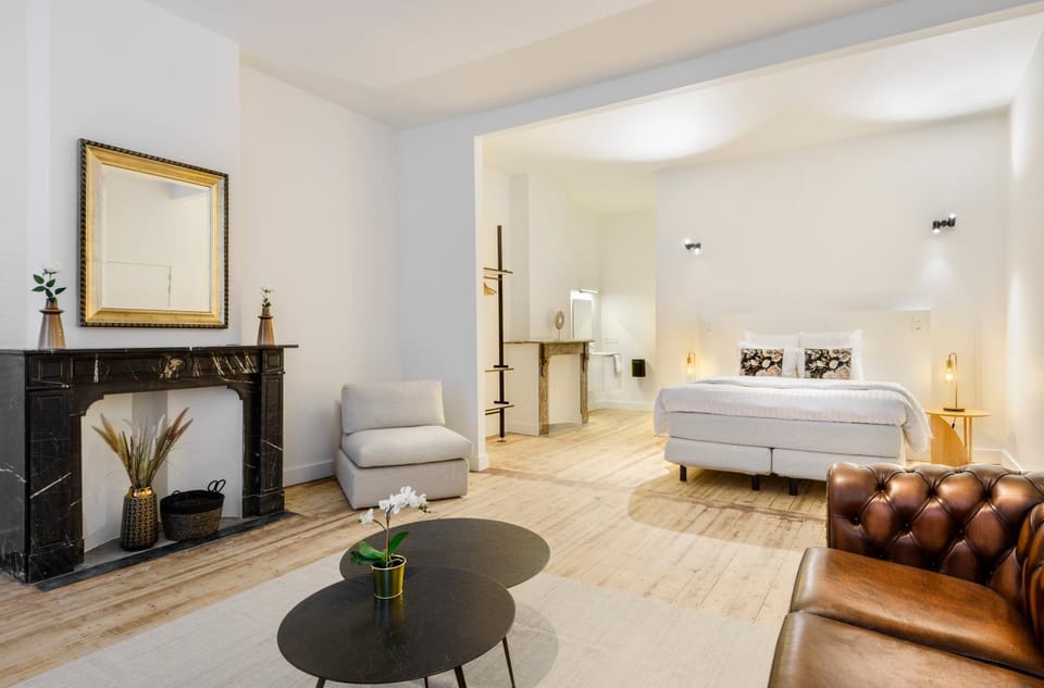 Living room, Photo of the whole room, Seating area, Bedroom