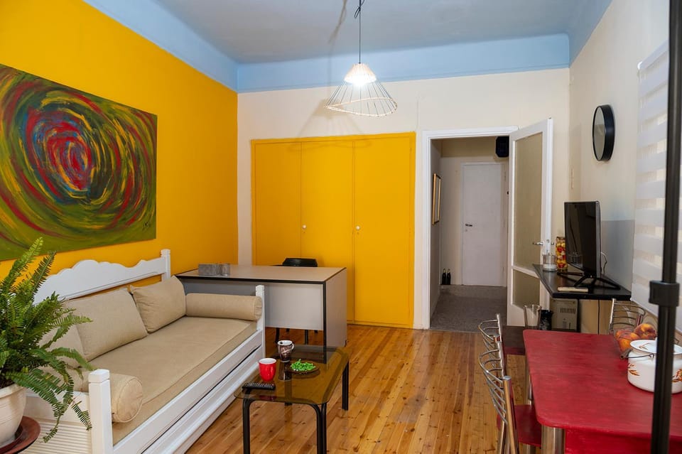 Bed, TV and multimedia, Seating area, Dining area, Bedroom