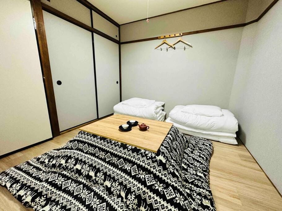 205gblhouse,黒門市場がすぐ目の前,徒歩30秒,大阪人気の観光エリアへ徒歩圏内道頓堀徒歩7分,南海難波駅徒歩6分 Apartment in Osaka