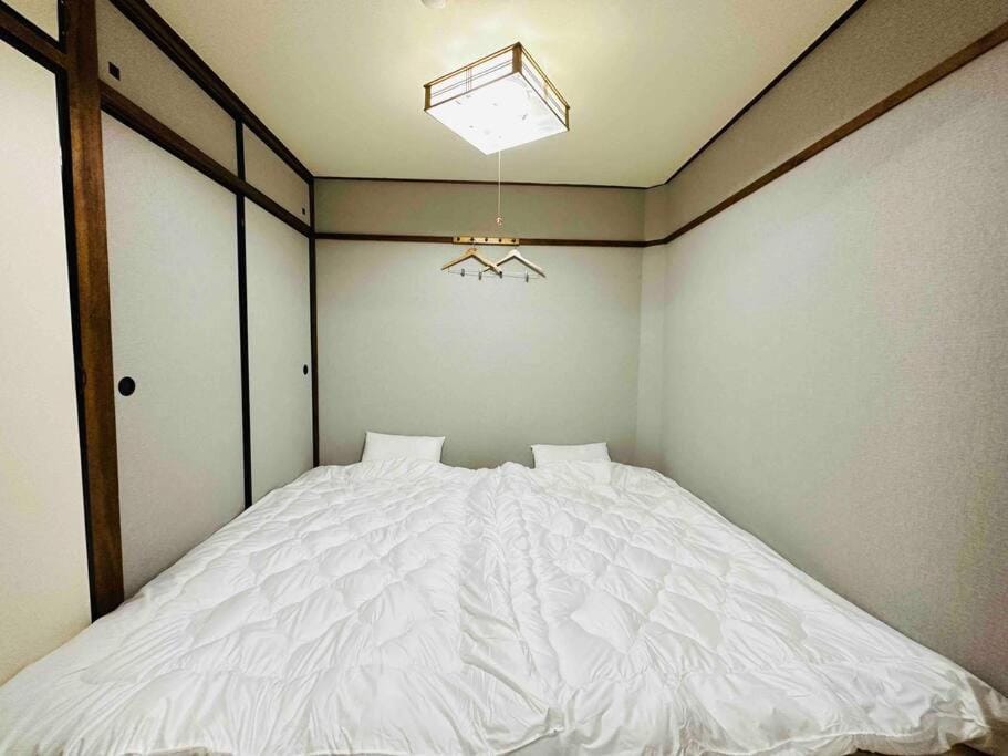 205gblhouse,黒門市場がすぐ目の前,徒歩30秒,大阪人気の観光エリアへ徒歩圏内道頓堀徒歩7分,南海難波駅徒歩6分 Apartment in Osaka