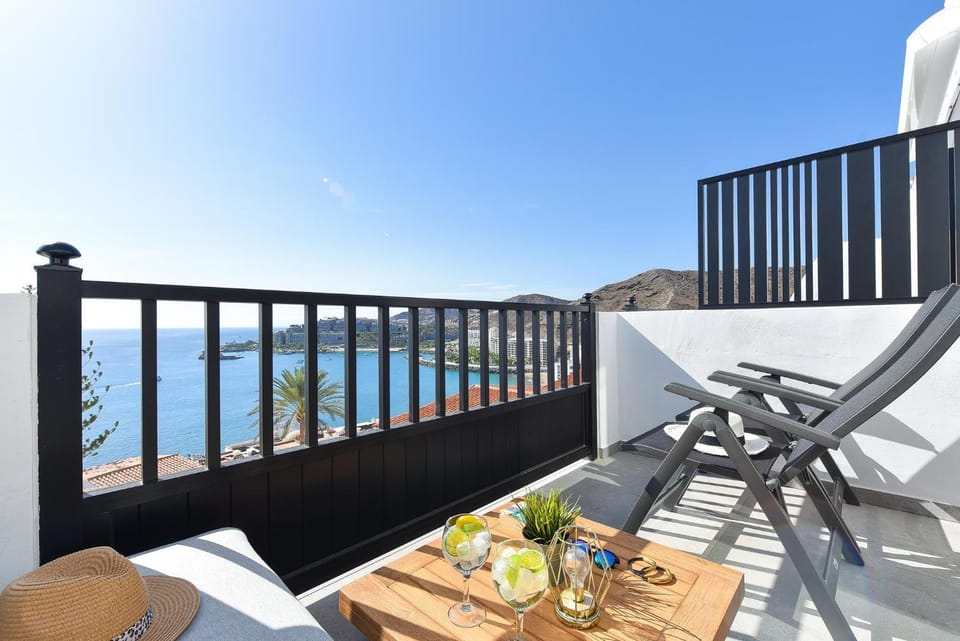 View (from property/room), Balcony/Terrace, Living room, Sea view