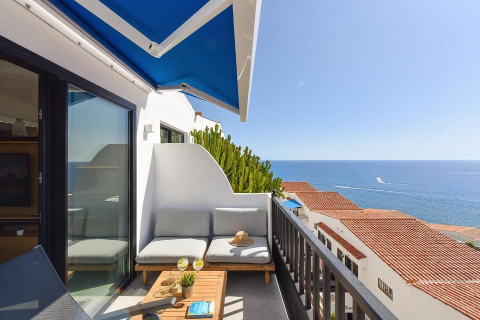 View (from property/room), Balcony/Terrace, Living room, Sea view