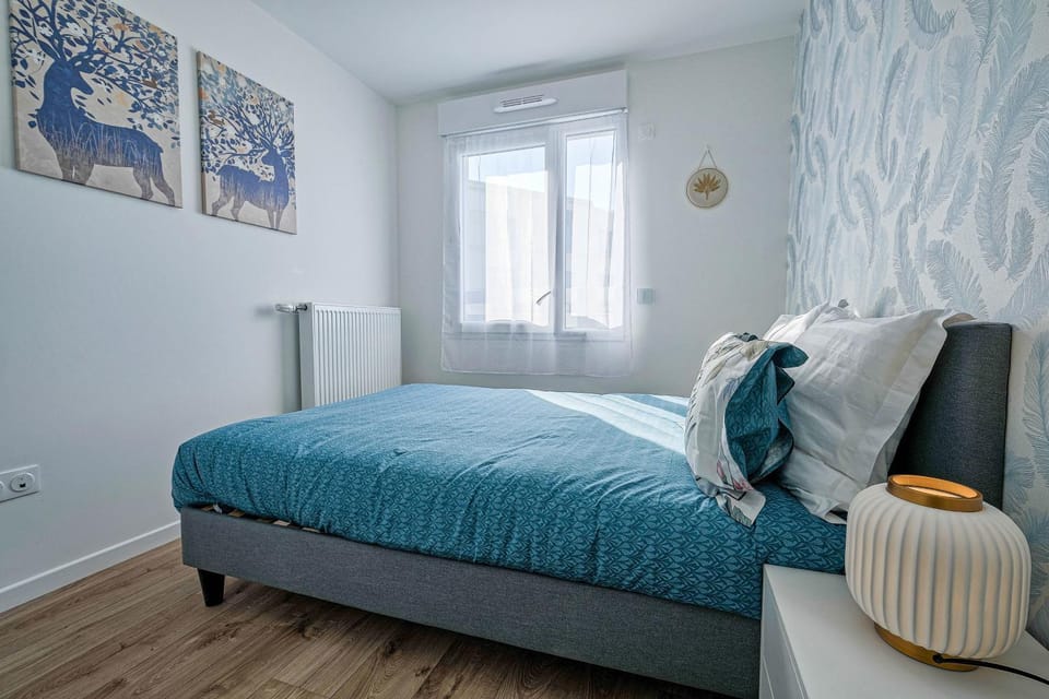 Bed, Photo of the whole room, Bedroom