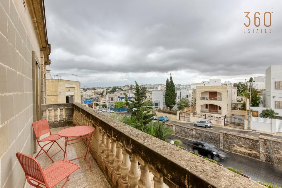 Property building, Day, Neighbourhood, Balcony/Terrace, Living room, City view, Street view, Location, Parking