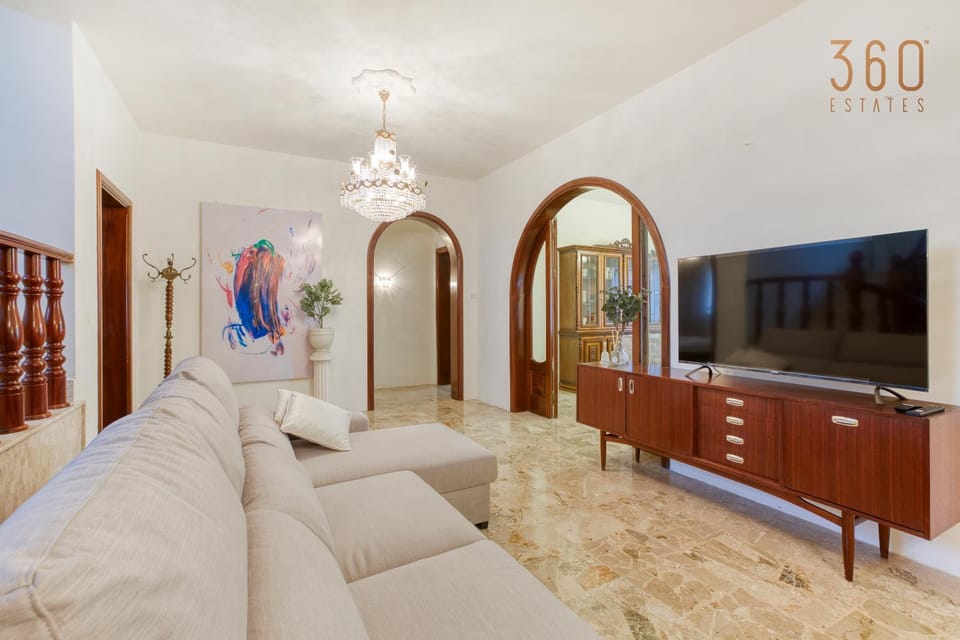 Communal lounge/ TV room, TV and multimedia, Living room, Seating area, Evening entertainment