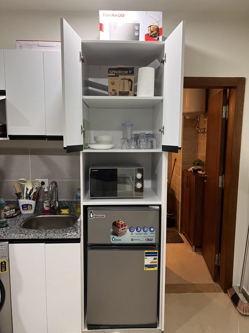 Kitchen or kitchenette, minibar