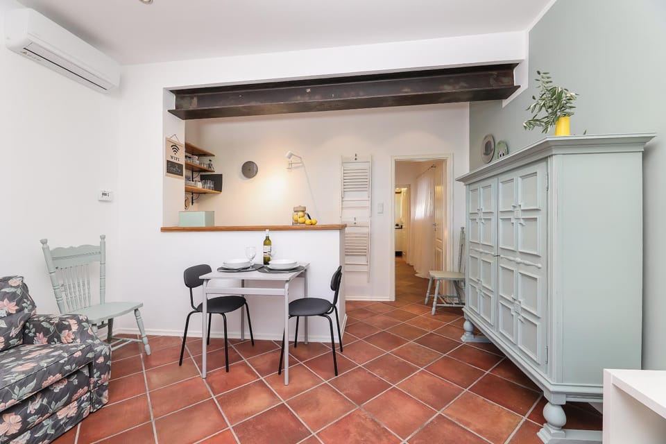 Kitchen or kitchenette, Living room, Seating area, Dining area