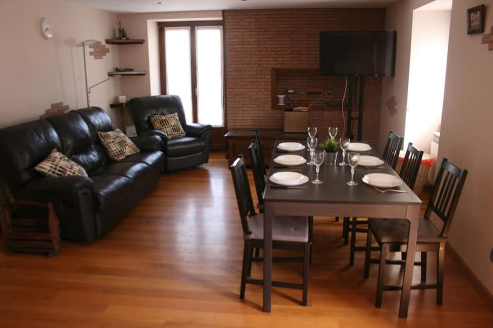 TV and multimedia, Living room, Seating area, Dining area