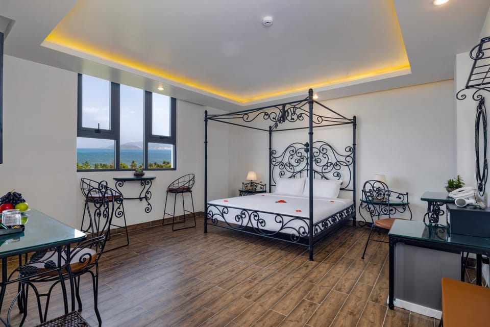 Photo of the whole room, Seating area, Sea view
