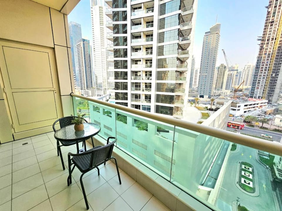 Refurbished Chic Studio with Great Amenities near JBR Beach & Marina Walk Apartment in Dubai