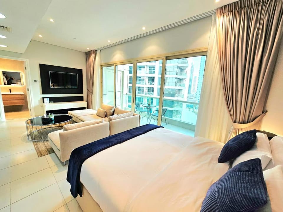Refurbished Chic Studio with Great Amenities near JBR Beach & Marina Walk Apartment in Dubai